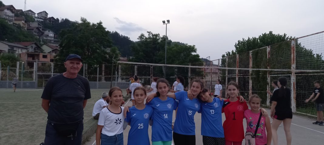 Igralište na Vardi je popularno mjesto okupljanja konjičkih dječaka i djevojčica