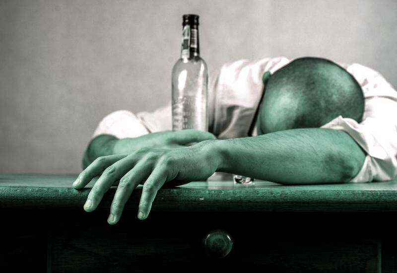 Najmanje 21 osoba umrla od trovanja alkoholom
