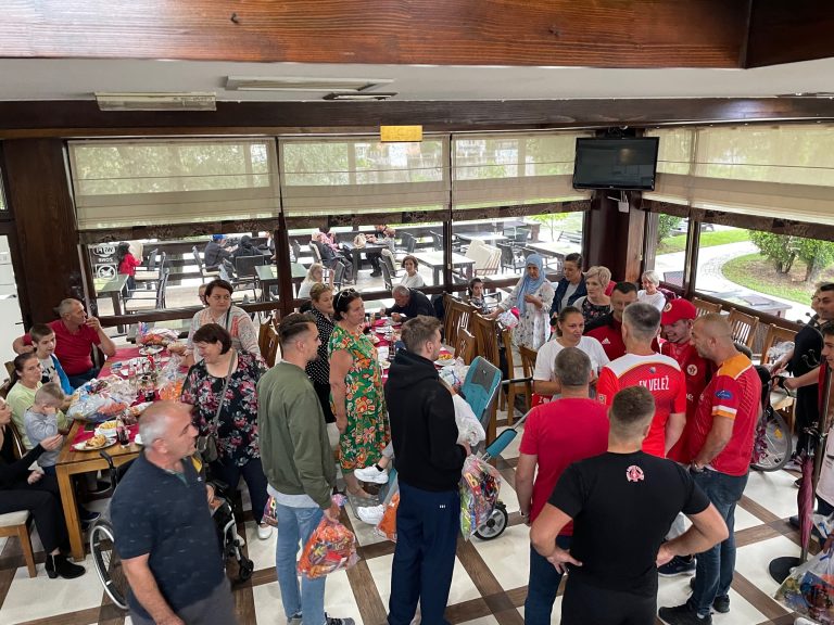 Veležovi navijači podijelili bajramske paketiće članovina Udruženja „i“ Veležovi navijači podijelili bajramske paketiće članovina Udruženja „i“