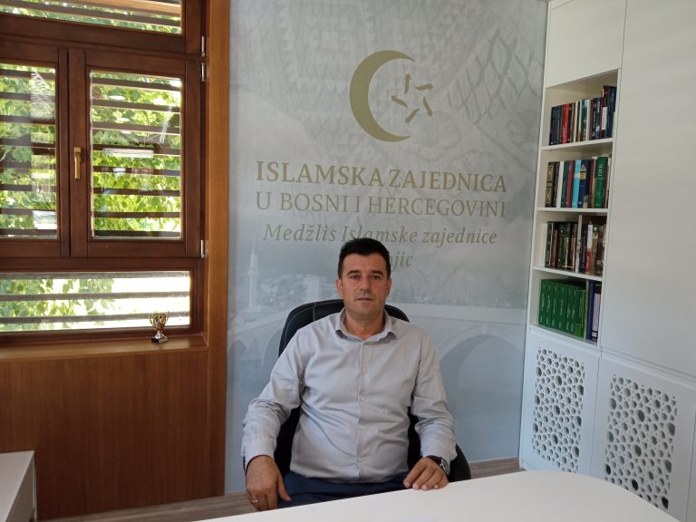 Bajramska čestitka glavnog imama Medžlisa IZ Konjic Refika ef. Delića Bajramska čestitka glavnog imama Medžlisa IZ Konjic Refika ef. Delića