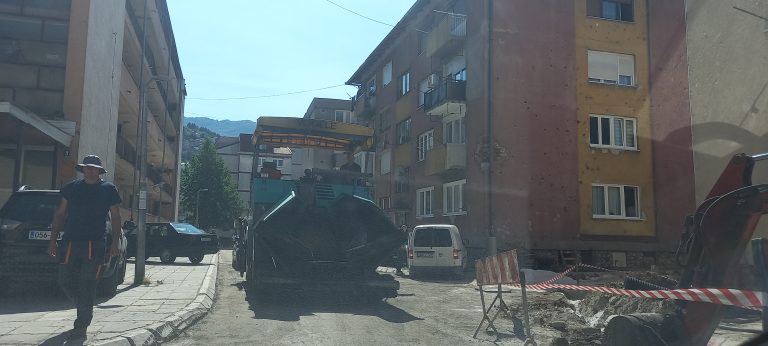 U toku asfaltiranje ulice Luka U toku asfaltiranje ulice Luka