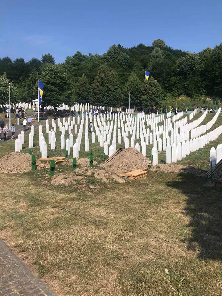 27. godišnjica genocida nad bošnjacima u srebrenici: danas će u memorijalnom centru srebrenica - potočari, pored do sada ukopanih 6.671, vječni smiraj naći još 50 identificiranih žrtva genocida