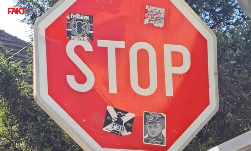 Fotografije ratnog zločinca Ratka Mladića na saobraćajnim znakovima u Zvorniku,