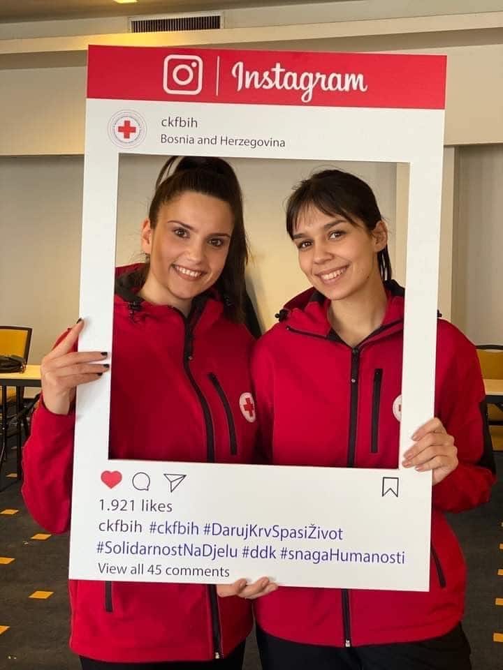 vrijedne volonterke crvenog križa konjic: volimo pomagati drugim ljudima