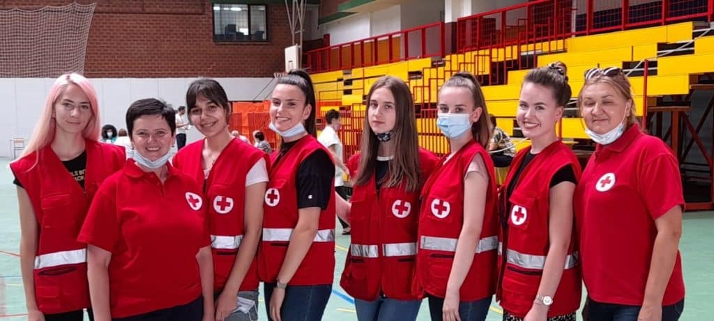 vrijedne volonterke crvenog križa konjic: volimo pomagati drugim ljudima
