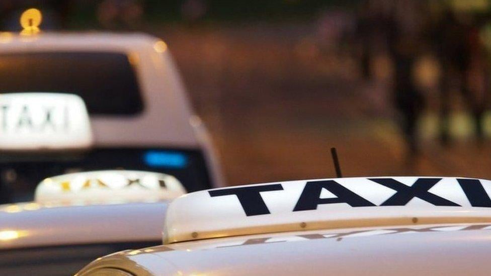 Emir ispred kladionice čakijom napao taksistu jer mu nije htio
