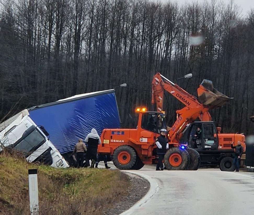 Zbog prometne nesreće u oba pravca obustavljen promet na dionici Busovača – Kiseljak