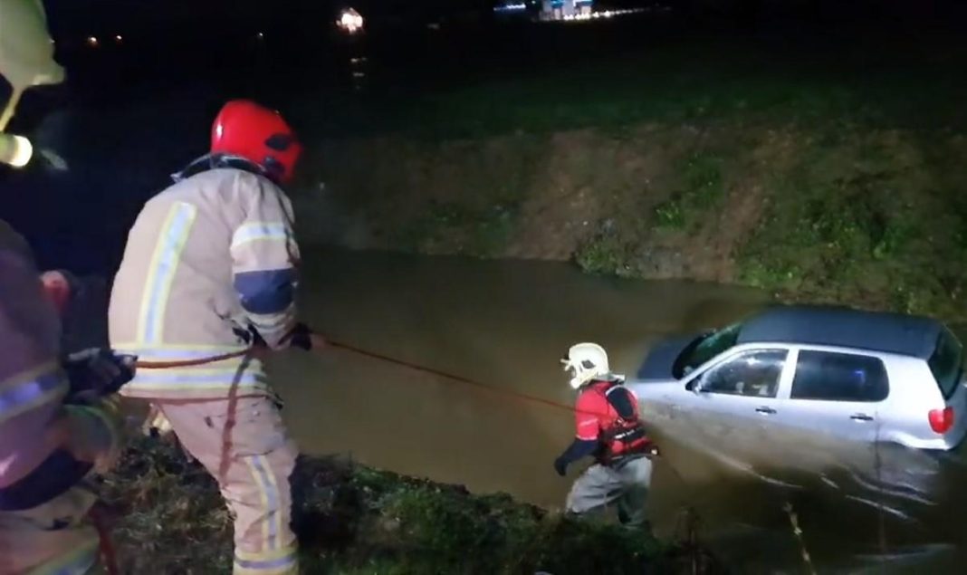 (VIDEO) Noćna drama u bh. gradu: Automobil sletio u rijeku, intervenisali su i vatrogasci