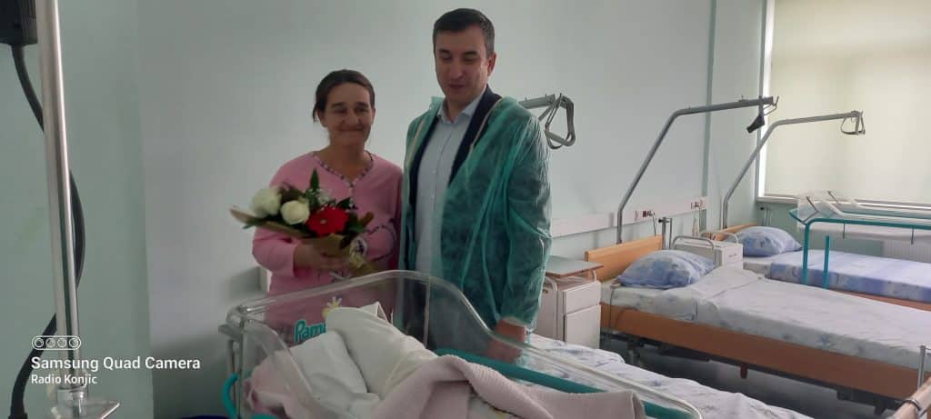 Gradonačelnik Ćatić uručio poklone za porodicu prvorođene bebe u 2023.