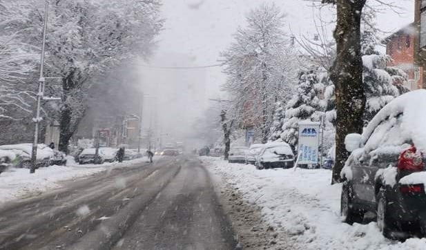 jkp „standard“: apel vozačima da preparkiraju vozila radi čišćenja snijega