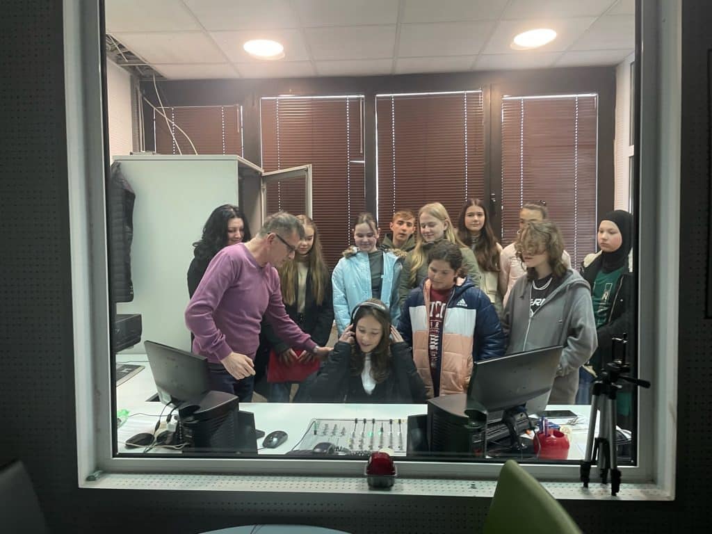 učenici osnovnih škola posjetili redakciju radio konjica
