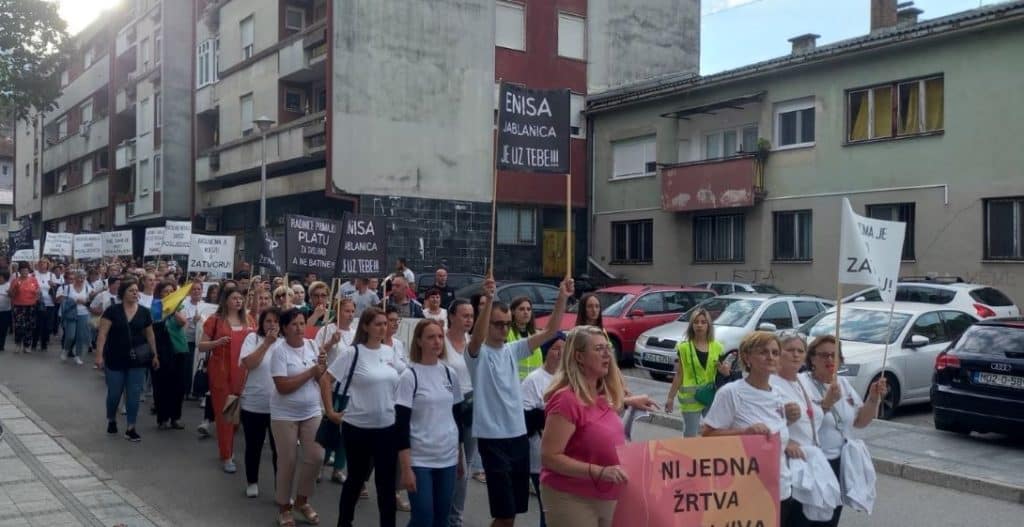 u jablanici večeras održani mirni protesti u znak podrške enisi klepo i svim žrtvama nasilja