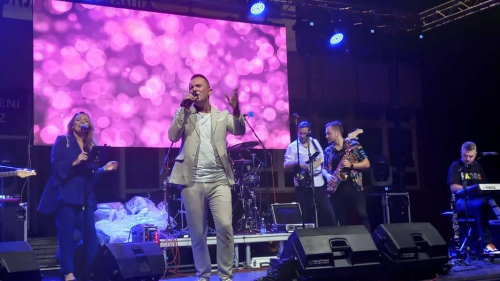 konjic: berin buturović u svom rodnom gradu održao koncert za pamćenje