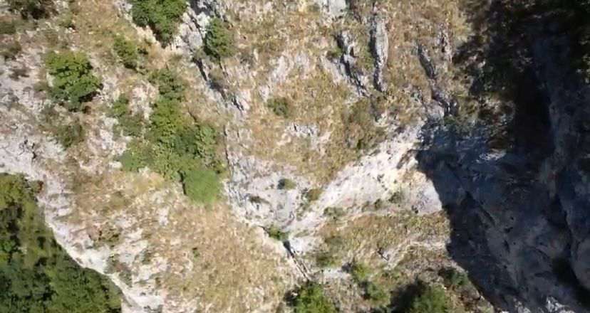 pronađeno beživotno muško tijelo u stijenama na području zvekuše