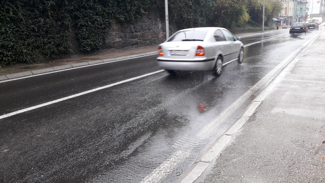 Kiša i lokve: Jeste li ikad prijavili vozača koji vas je poprskao vozeći preko lokve? Možete to uraditi!