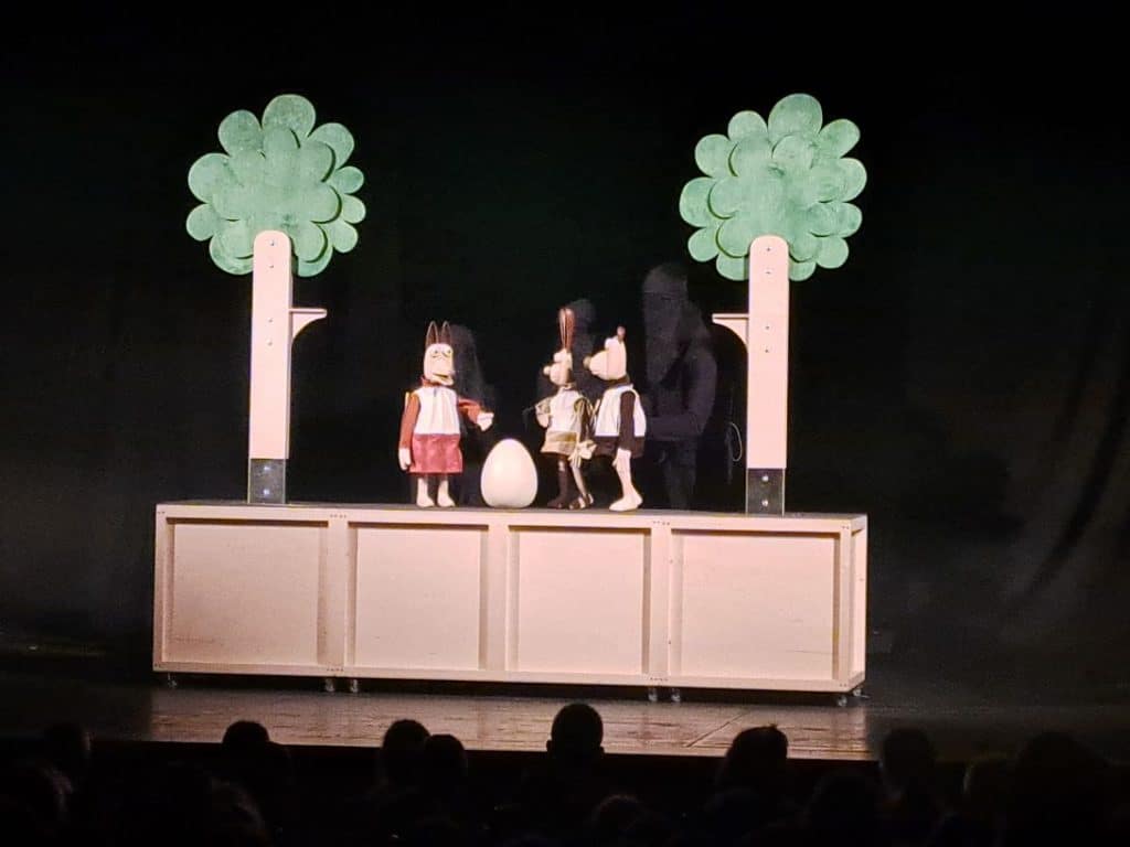 u kino sali odigrana lutkarska predstava "bilo jednom jedno jaje"