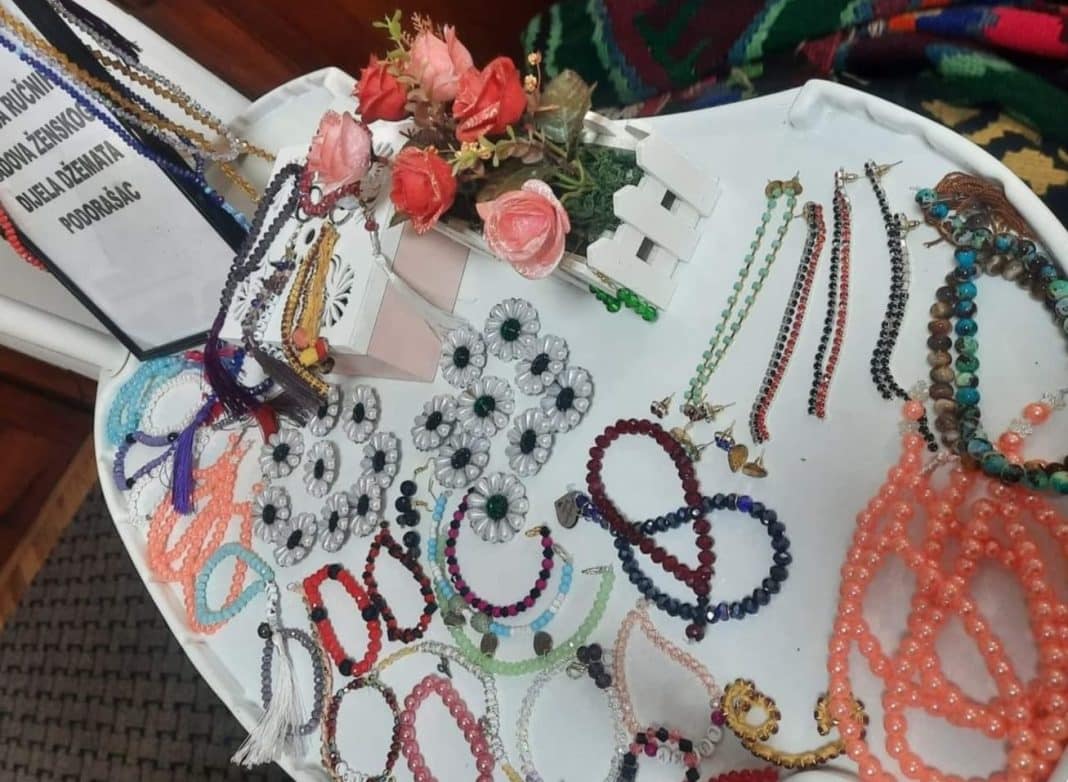 Žene iz džemata Podorašac izrađuju ručne radove, a sredstva od prodaje doniraju za užine đaka