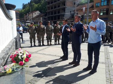 polaganjem cvijeća na trgu državnosti alija izetbegović nastavljano obilježavanje 32. godišnjice formiranja armije rbih