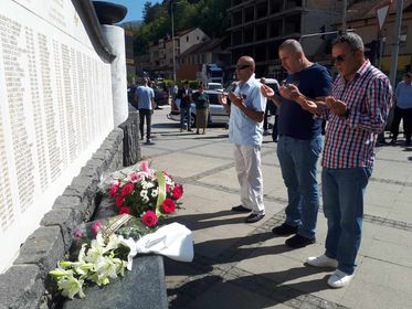 polaganjem cvijeća na trgu državnosti alija izetbegović nastavljano obilježavanje 32. godišnjice formiranja armije rbih