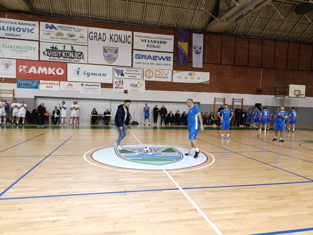 Odigrana “Humanitarna utakmica za Klis” 3 Pocetni udarac Mirsad Hakalovic