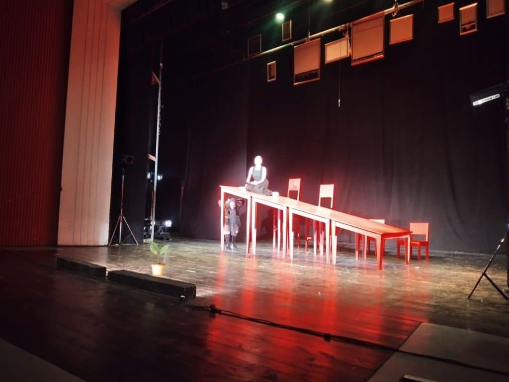 Festival glumca BiH: Odigrana predstava "Uhvati zeca" 2 20250516 195441 mfnr F
