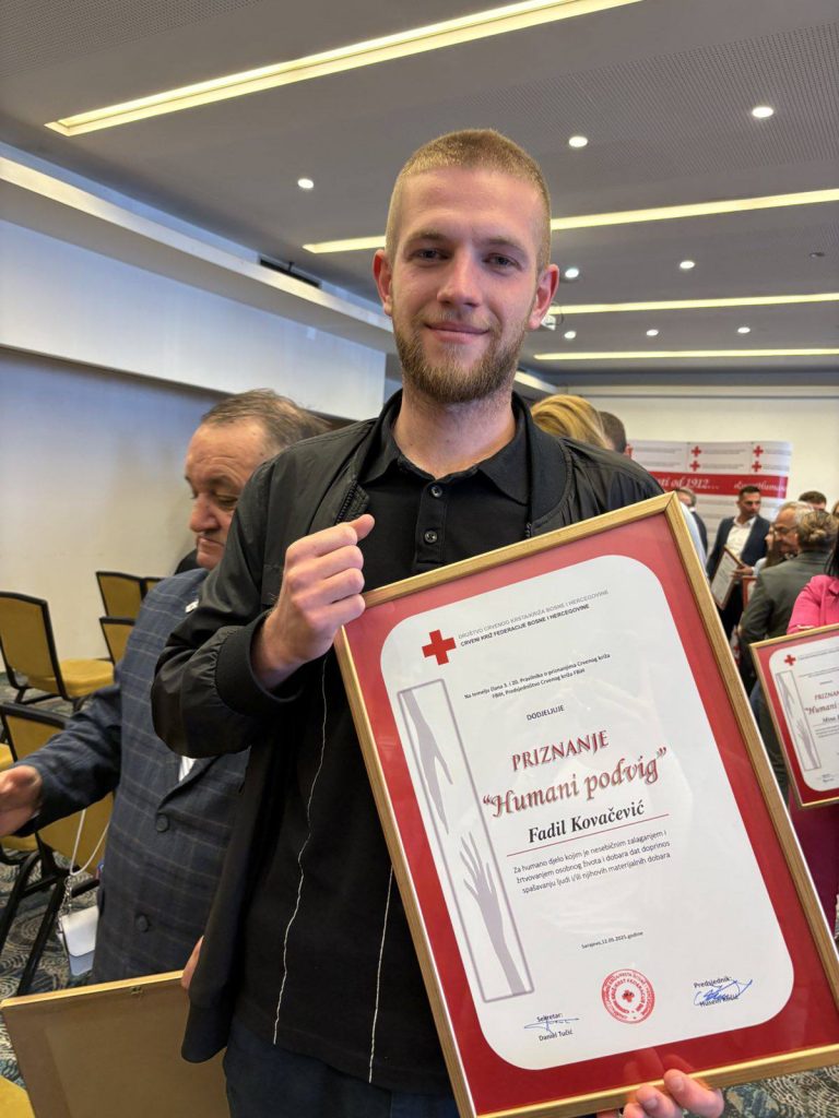 Fadil Kovačević, Eldin Boloban i Asmir Tufekčija dobili priznanje "Humani podvig" 1 Fadil Kovacevic priznanje