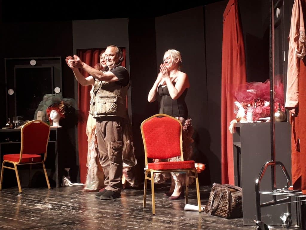 Predstava "Suparnice" osvojila Konjic: Glumci oduševljeni publikom i gradom 3 mlaen ksenija i natalija 1