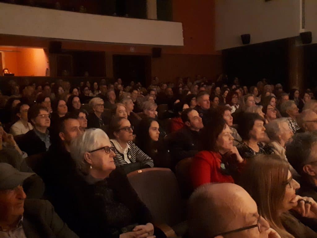Predstava "Suparnice" osvojila Konjic: Glumci oduševljeni publikom i gradom 4 publika 1