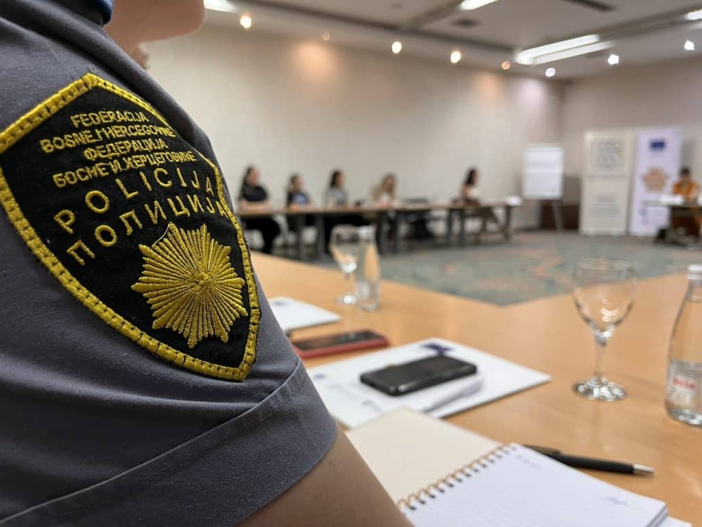 50% policijskih službenica u nekom trenutku karijere bile su žrtva seksualnog ili uznemiravanja na osnovu spola, a u zvaničnim evidencijama prijavljeno tek nekoliko slučajeva 4 policijske sluzbenice amblem 2