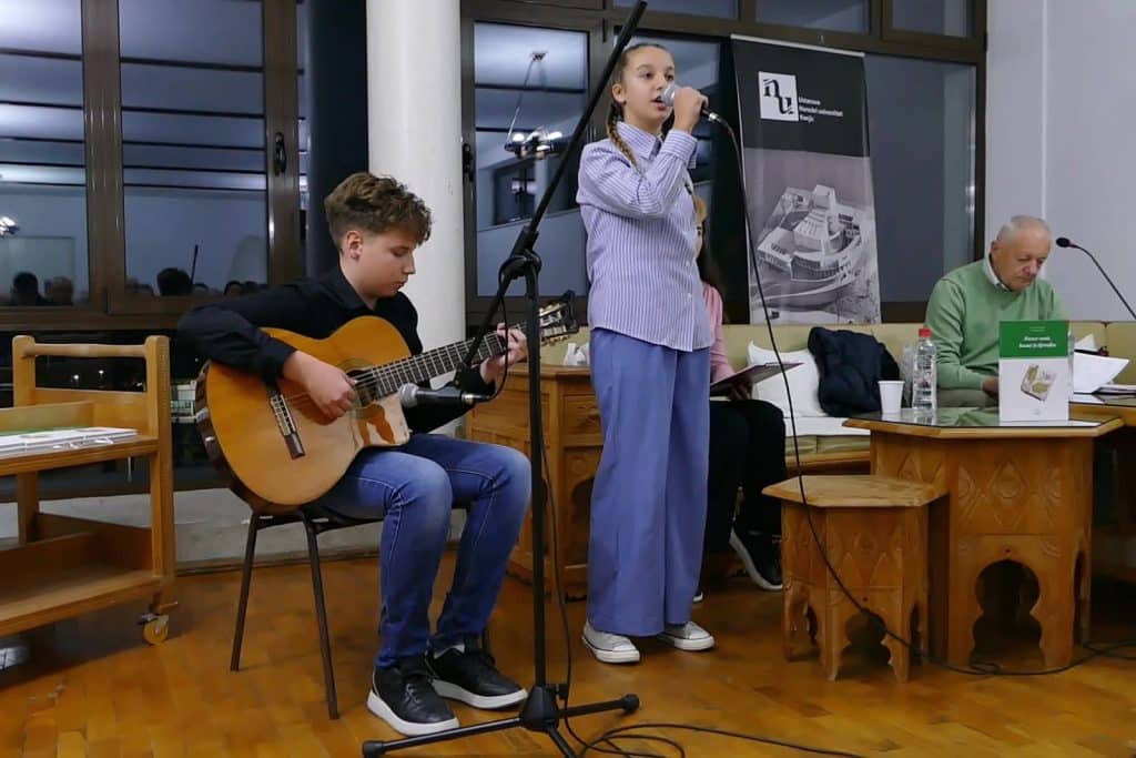 "Hazur svati, hazur je djevojka": Knjiga koja čuva od zaborava običaje Nevesinja i Podveležja 3 djevojcica pjeva