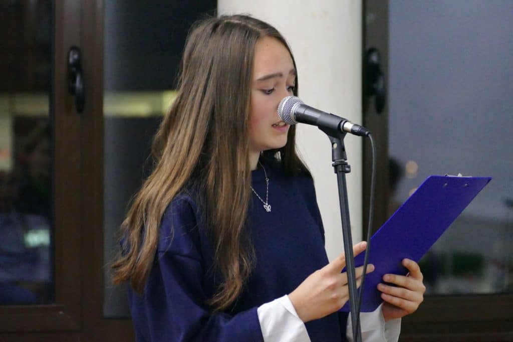 "Hazur svati, hazur je djevojka": Knjiga koja čuva od zaborava običaje Nevesinja i Podveležja 2 djevojcica recitacija